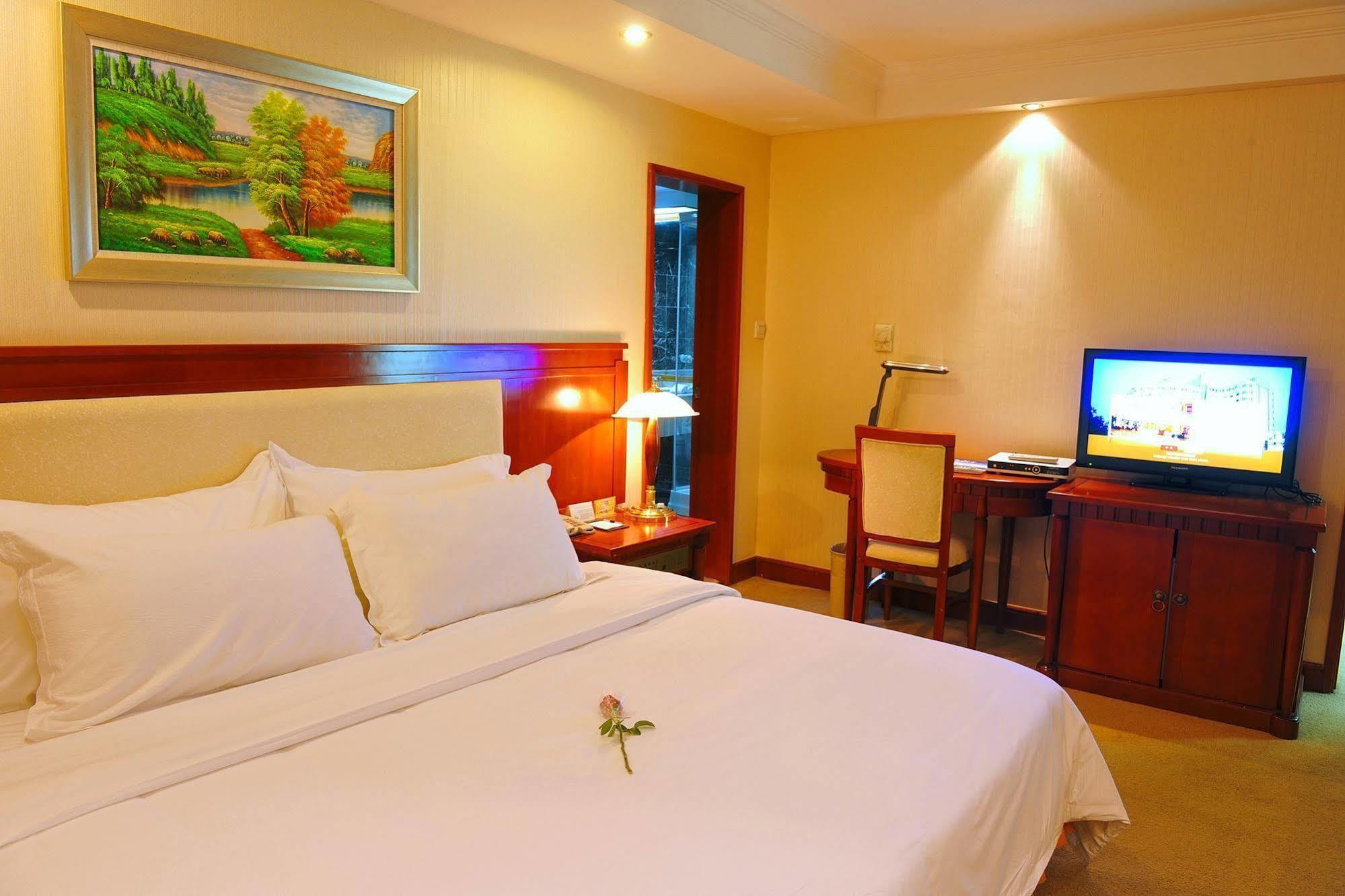 Crown Hotel Wuhan Luaran gambar
