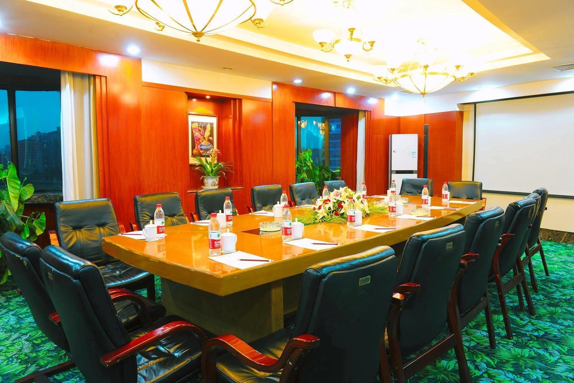 Crown Hotel Wuhan Luaran gambar