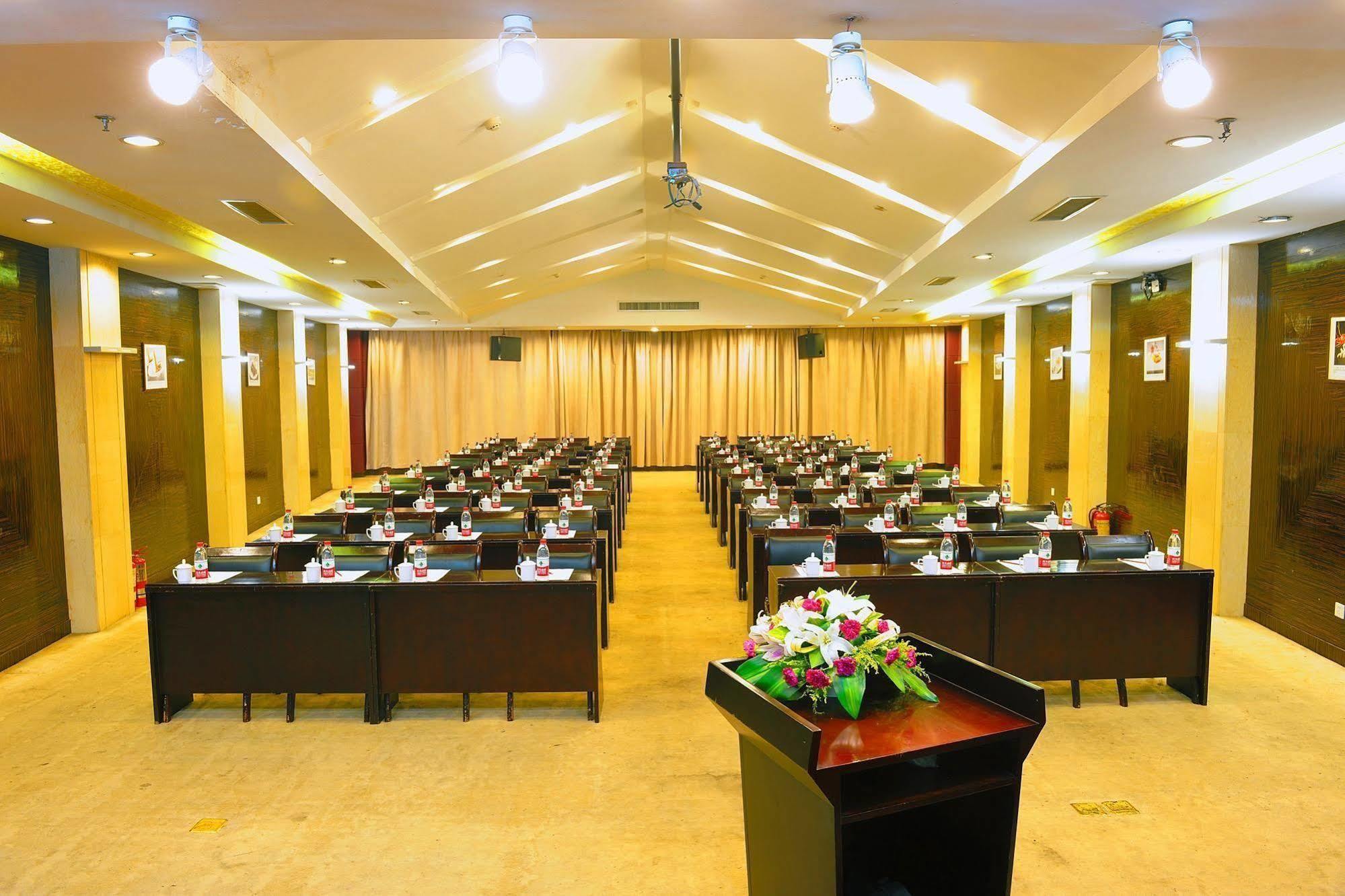 Crown Hotel Wuhan Luaran gambar